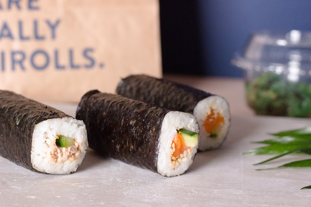 Sushiroll日式壽司（餐飲）品牌VI設(shè)計(jì)欣賞，深圳VI設(shè)計(jì)，深圳品牌視覺形象設(shè)計(jì)，名片設(shè)計(jì)，標(biāo)志設(shè)計(jì)，餐飲VI設(shè)計(jì)，日式壽司VI設(shè)計(jì)，深圳包裝設(shè)計(jì)，左右格局